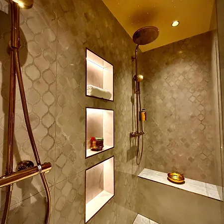Pensión Romantiques Avec Jacuzzi - Marne-la-vallée - Le Jardin De Vos Secrets 4*